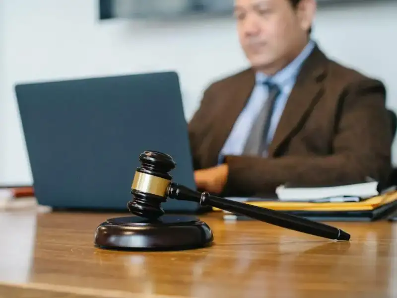 Anwalt am Laptop mit Richterhammer