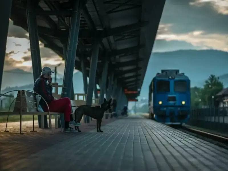 Mężczyzna z psem na stacji kolejowej